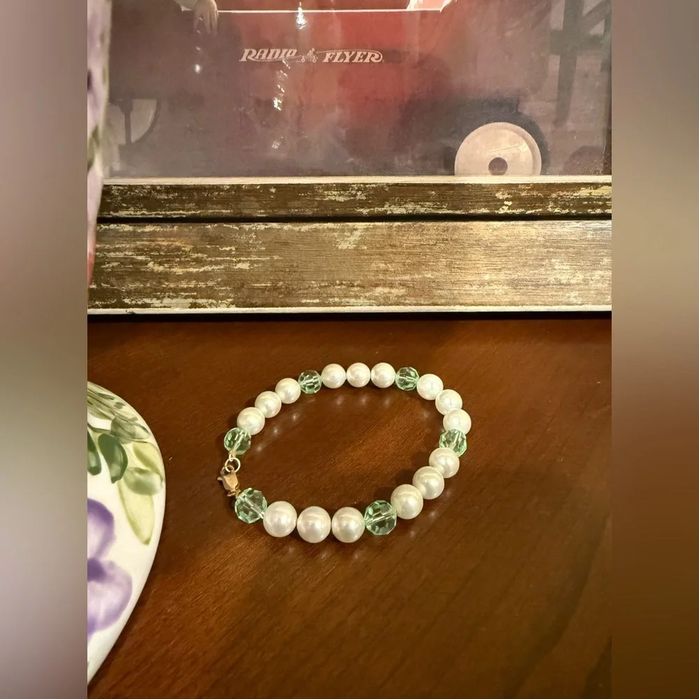 Elegant Pearl and Green Bead Bracelet - Picture 3 of 3
